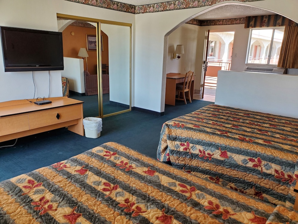 Business Suite, 2 Queen Beds, Mountain View photo 3