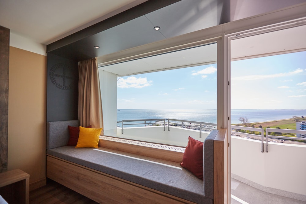 Comfort Double Room, 1 King Bed, Balcony, Ocean View photo 2