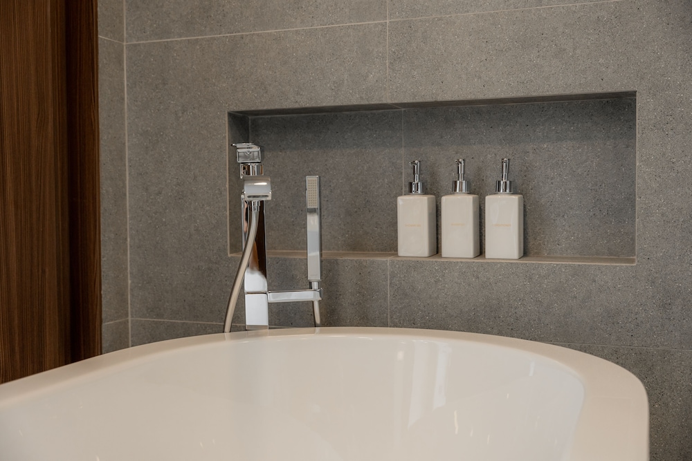Deluxe Room, 1 King Bed, Bathtub - Photo 6