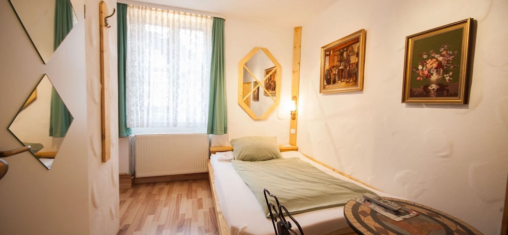 Basic Double Room photo 2