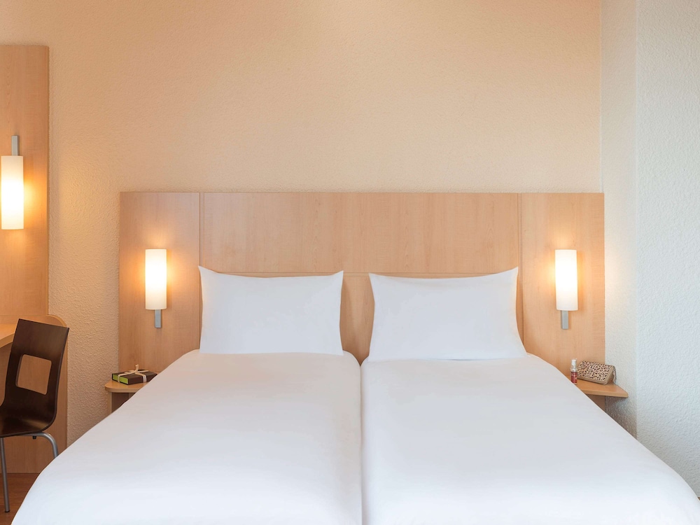 Standard Room, 2 Twin Beds - Photo 1