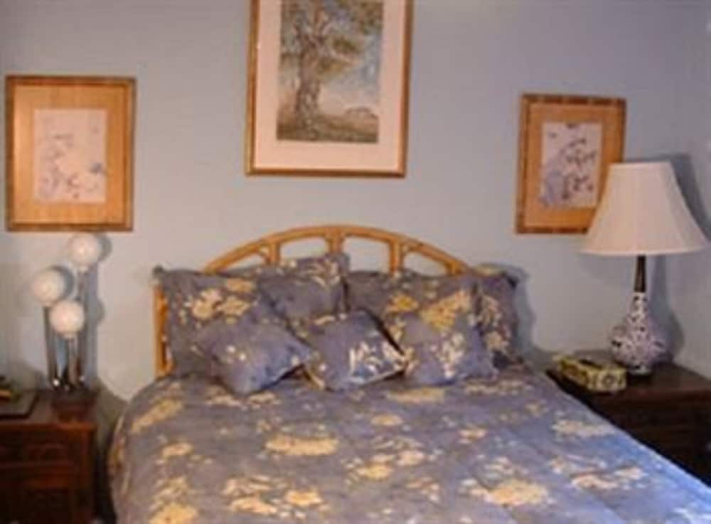 Room, 1 Queen Bed, Shared Bathroom photo 1