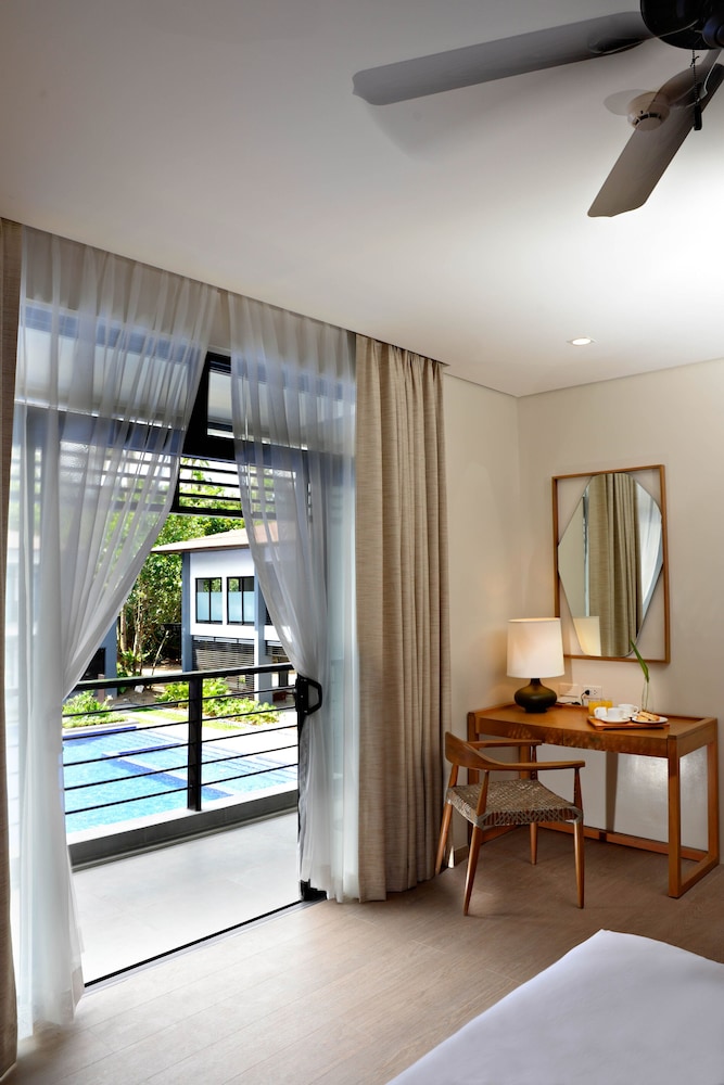 Deluxe Room, Pool View - Queen - Photo 5
