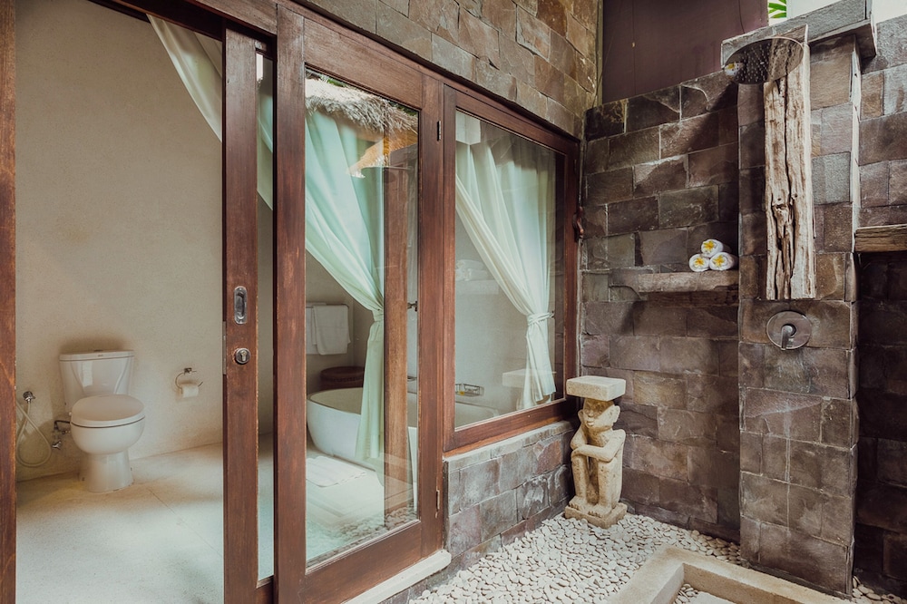 Superior Oceanview Group Stay - 2 Levels, Separate Entrances - Photo 10