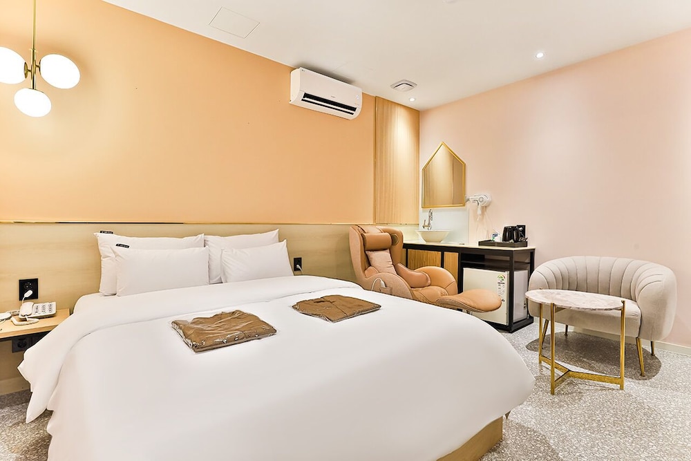Premium Room - Photo 8