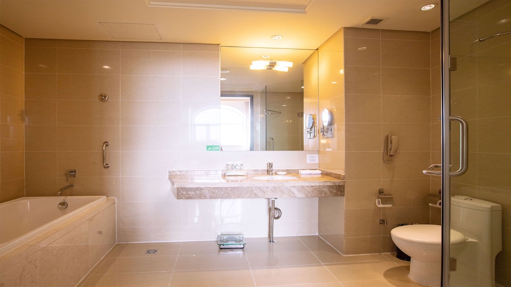 Suite, 1 Bedroom - Photo 9