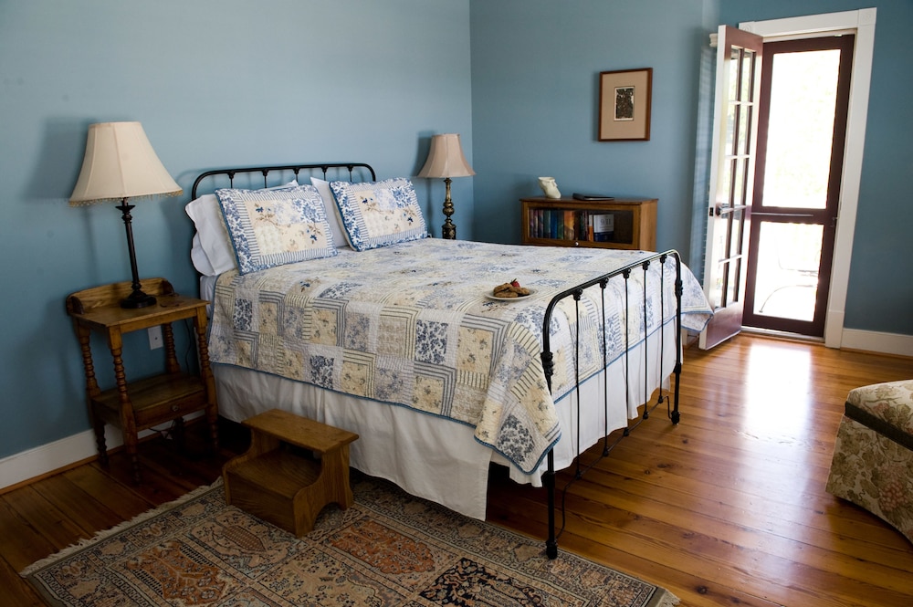 Luxury Room, 1 Queen Bed, Balcony, Corner photo 1