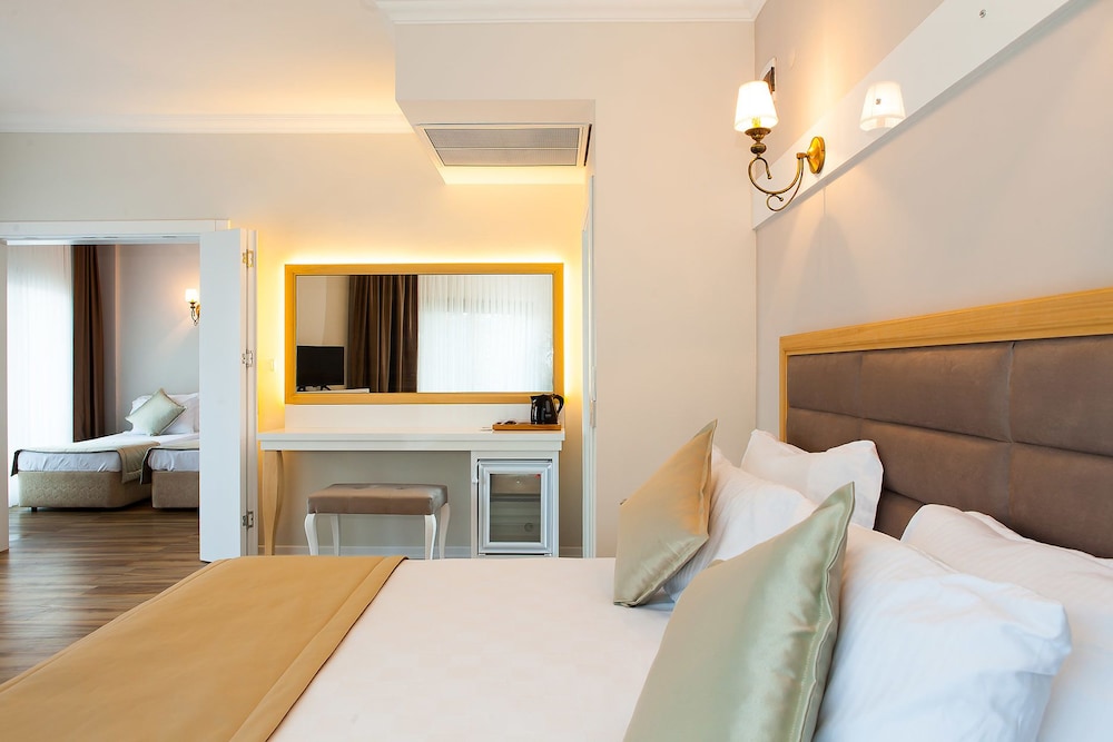 Family Room, Connecting Rooms