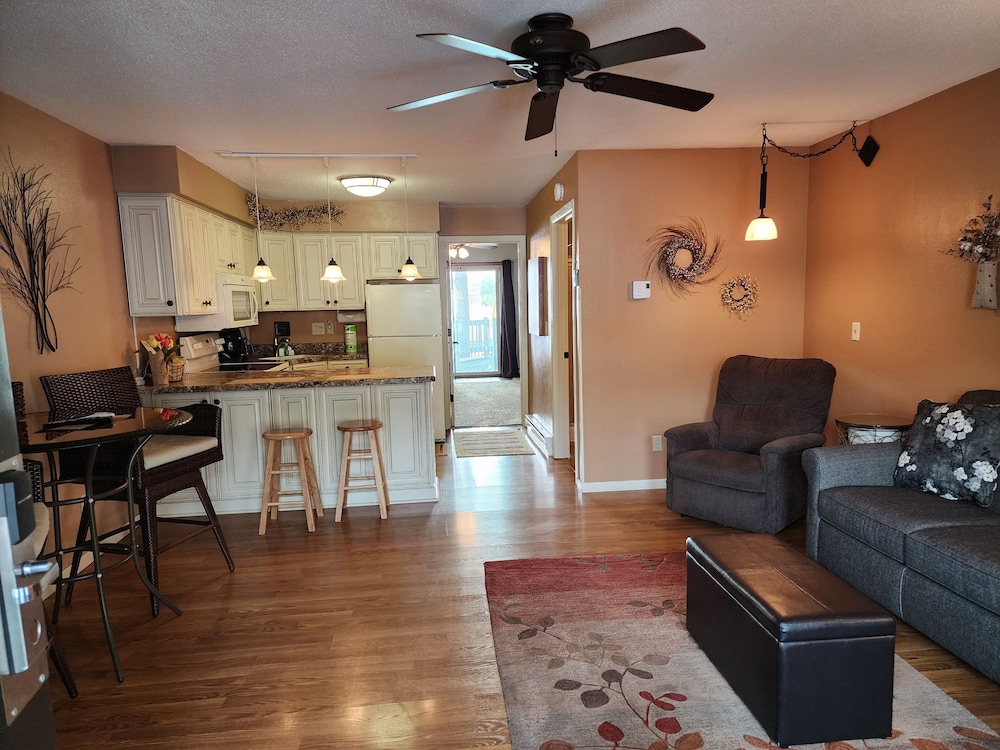 Premium Condo, 1 King Bed with Sofa bed, Lakeside photo 1