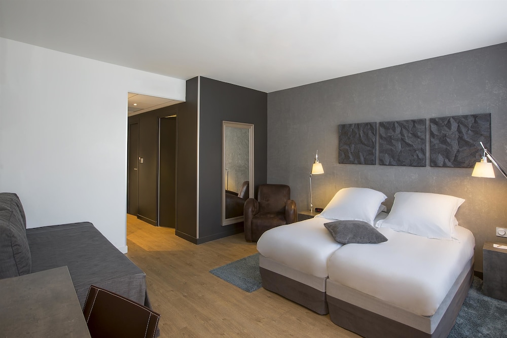 Superior Room, Multiple Beds, Balcony, Mountain View (Vue sur Puy de Dôme & la Cathédrale) - Photo 3