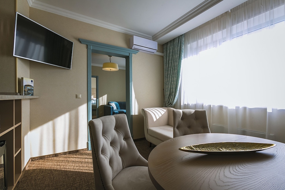 Family Suite, 1 King Bed photo 2