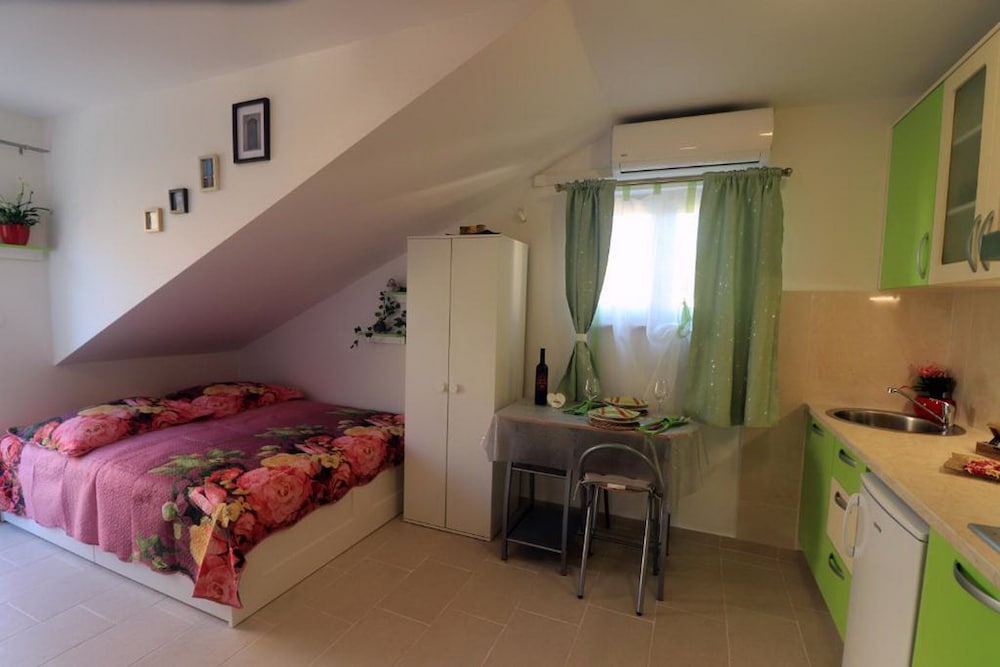 Studio (Studio Apartment with Balcony (GREEN))