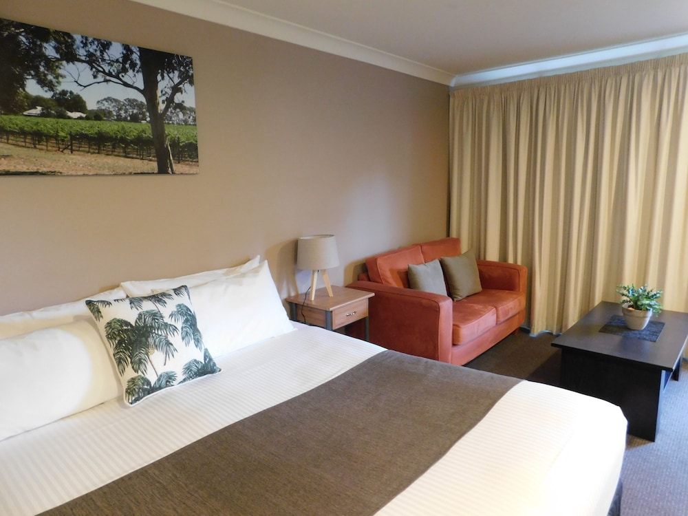 Deluxe east side King suite photo 3