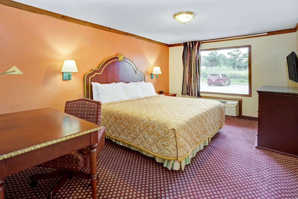 Suite, 1 King Bed, Non Smoking, Kitchenette - Photo 1
