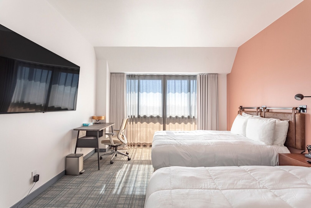 Deluxe Double Room, 2 Queen Beds thumbnail 6
