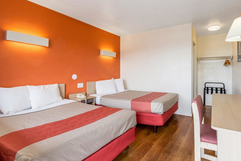 Standard Room, 2 Double Beds, Non Smoking photo 2