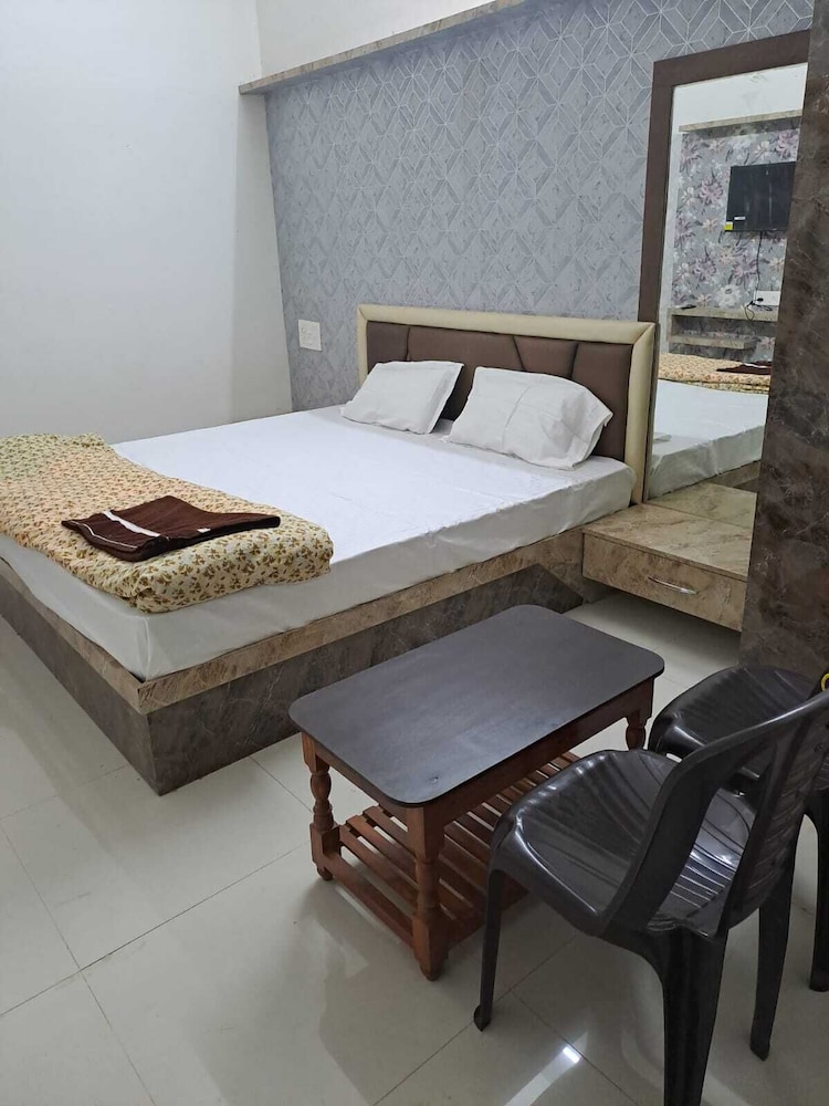 Standard Double Room, 1 King Bed photo 3
