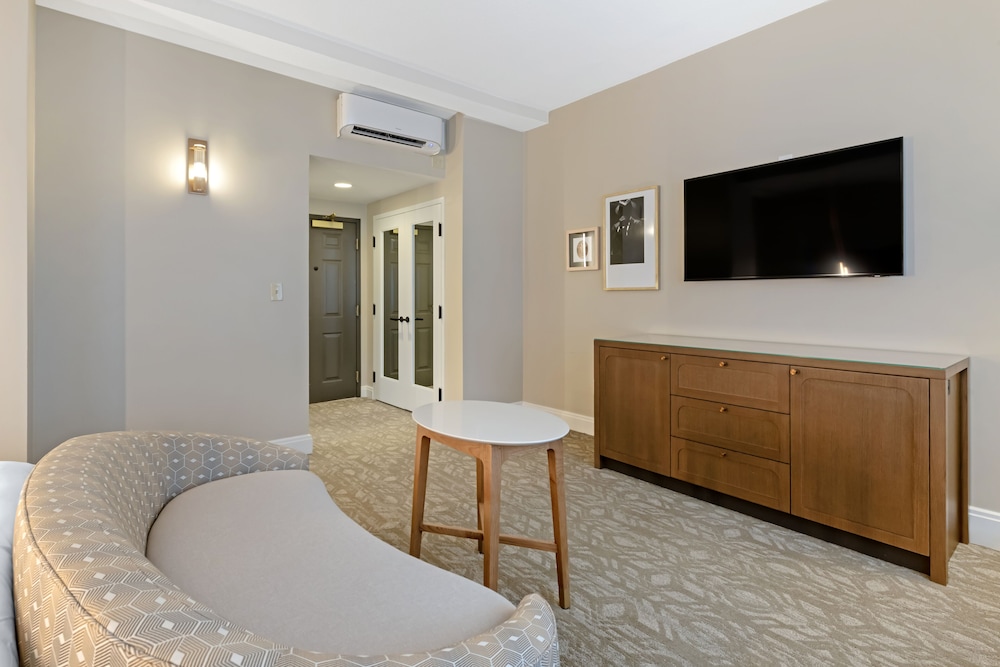 Junior Suite, 1 King Bed, Accessible, Bathtub (Mobility & Hearing) photo 2