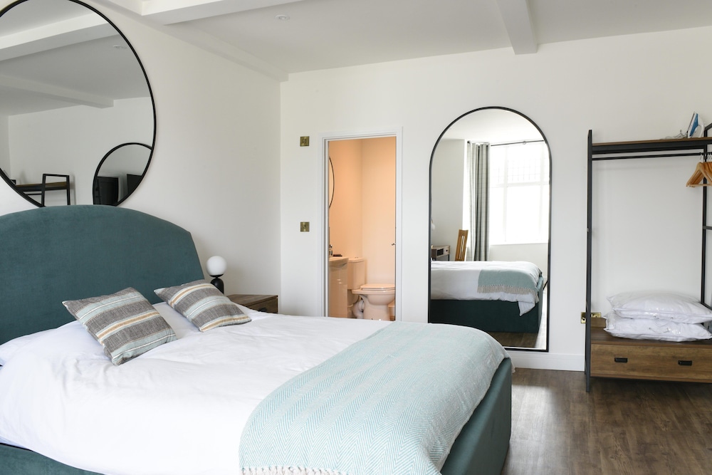 Luxury Studio Suite, 1 King Bed, Non Smoking, Ground Floor