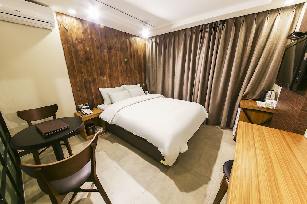 Standard Double Room, 1 Bedroom, Non Smoking - Photo 3