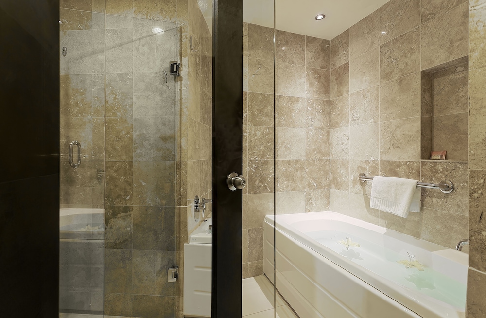 Junior Suite, 1 King Bed (Crowne) - Photo 8