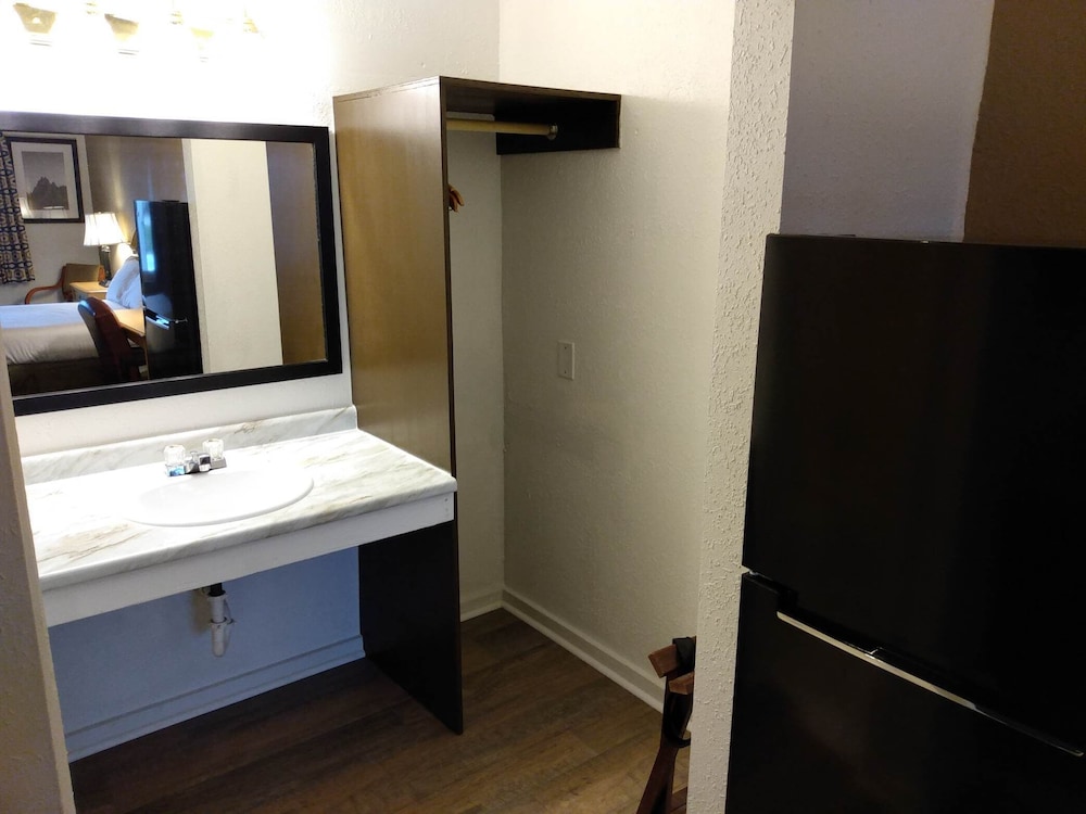 Room, 1 Double Bed, Non Smoking (Efficiency) - Photo 7