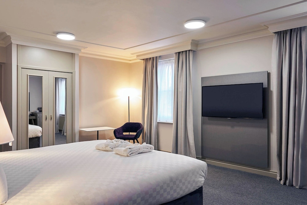 Premier Room, 1 King Bed - Photo 2
