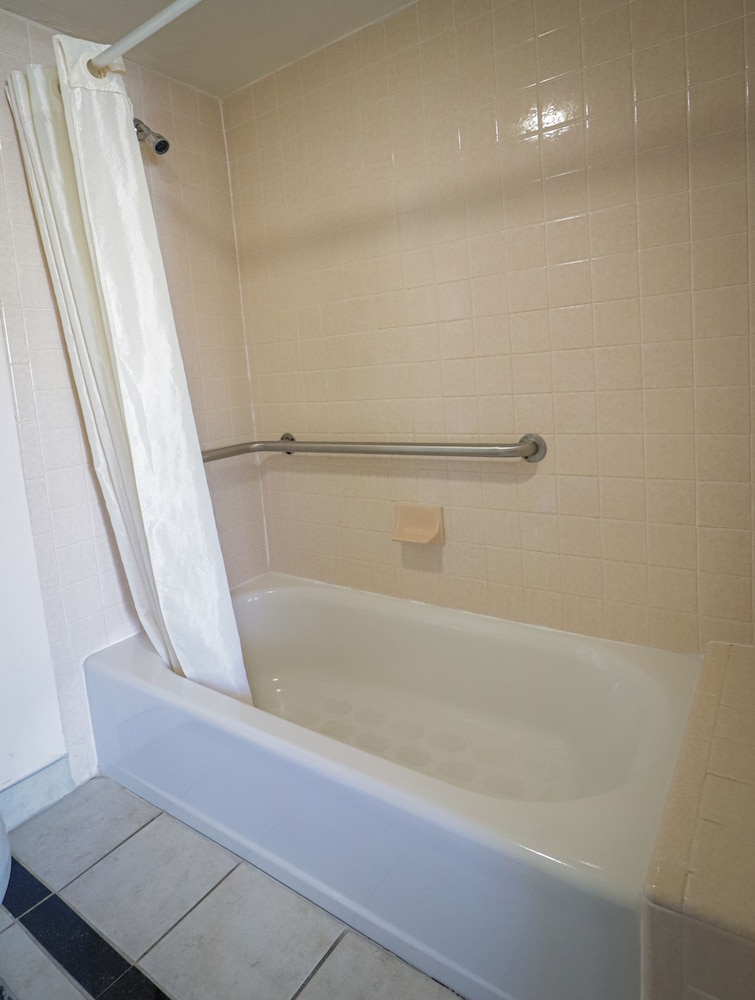 Deluxe Room, 1 King Bed, Accessible, Non Smoking - Photo 5