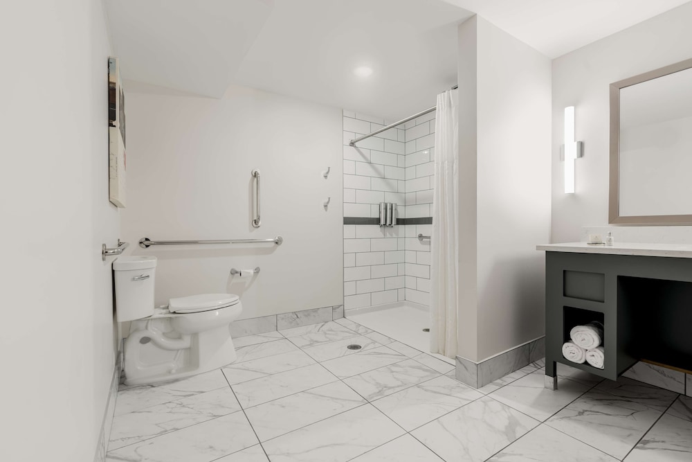 Room, 2 Queen Beds, Accessible (Roll-In Shower) - Photo 7
