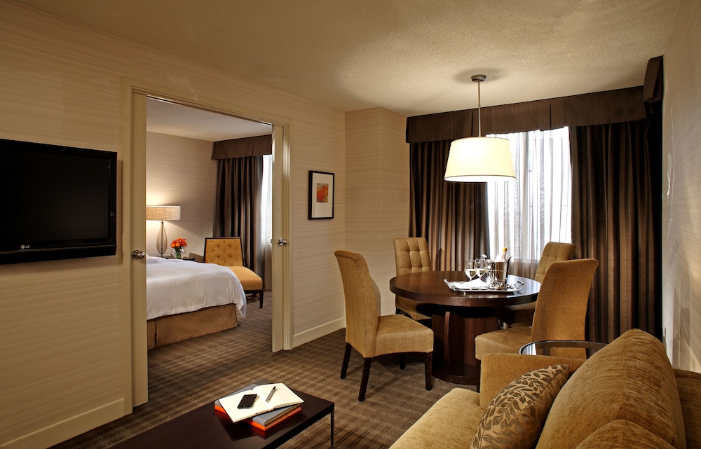 Executive Suite, 1 King Bed with Sofa bed, Executive Level - Photo 1