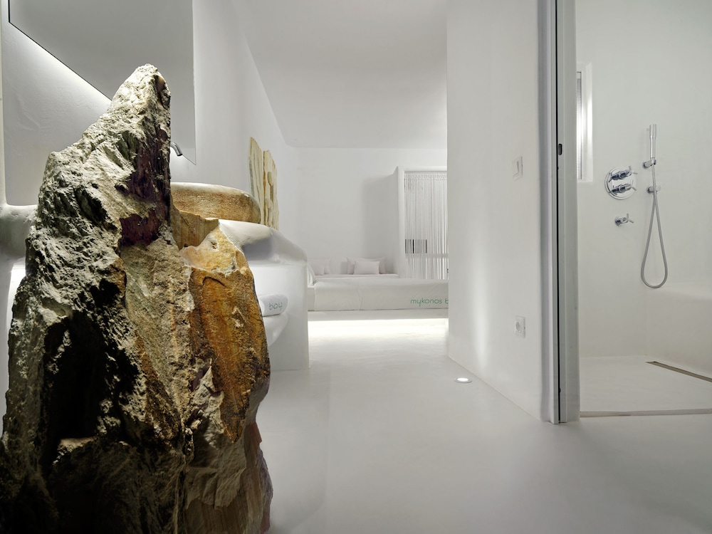Deluxe Double Room, Jetted Tub, Partial Sea View - Photo 3
