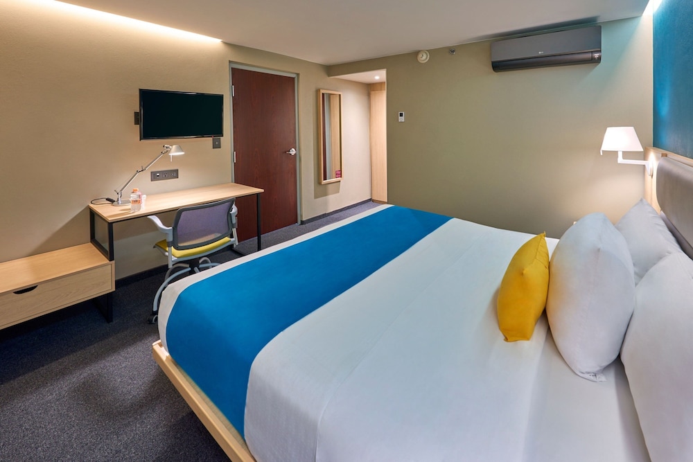 Suite, 1 Queen Bed With Sofa Bed, Non Smoking - Photo 6