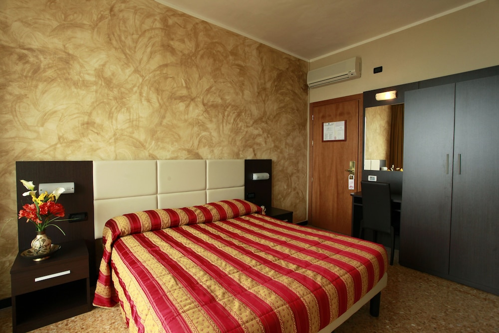 Double or Twin Room photo 2