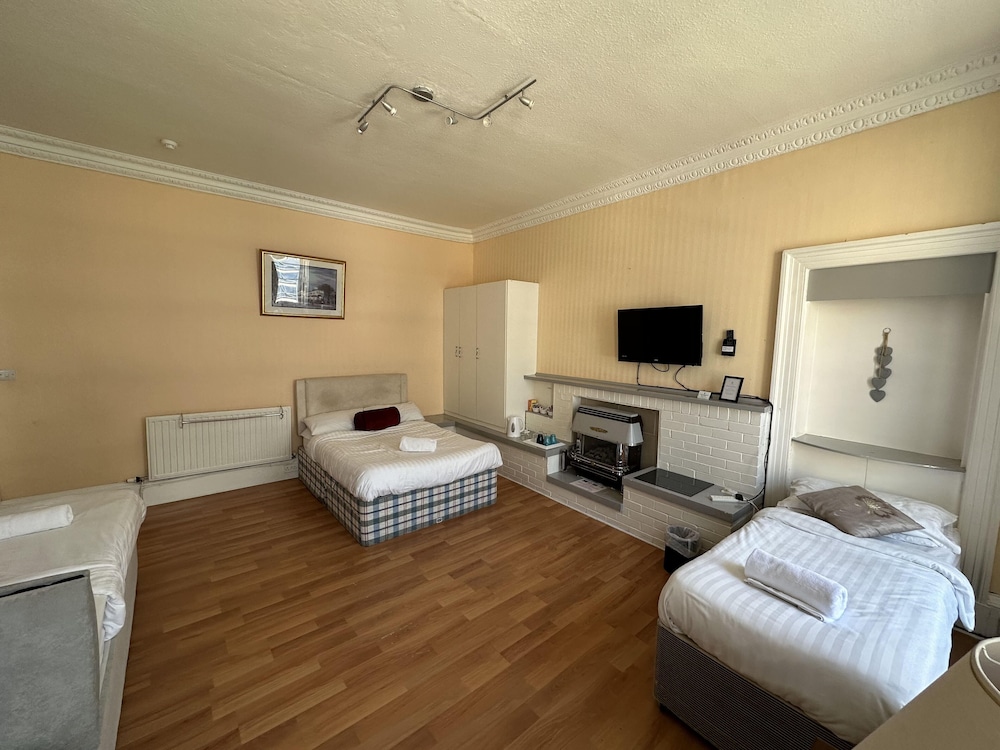 Family Quadruple Room, Ensuite, City View (4 Person)