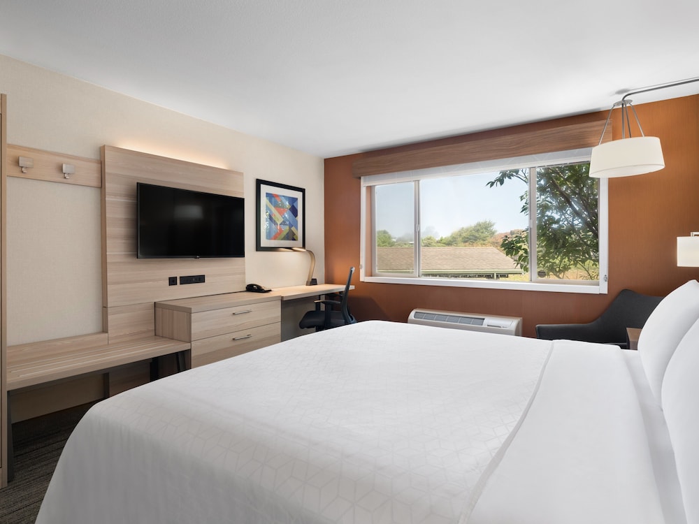 Standard Room, 1 King Bed - Photo 5