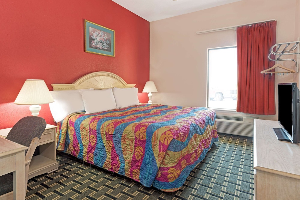 Standard Room, 1 Queen Bed, Smoking photo 1