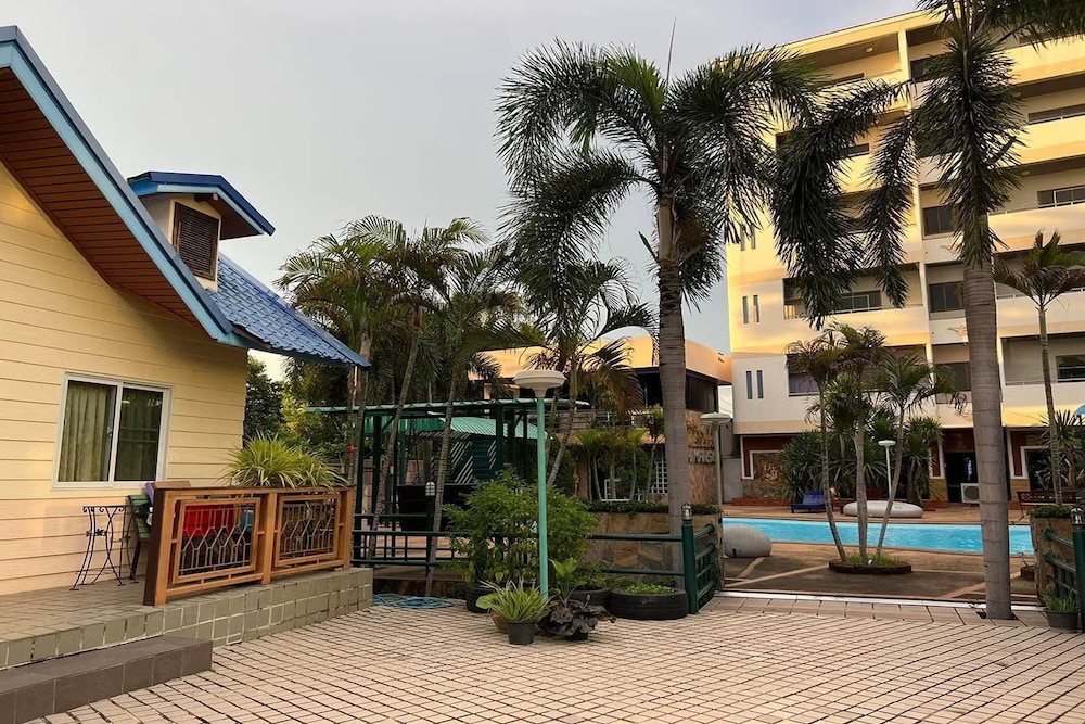 Resort Poolside cosy photo 2