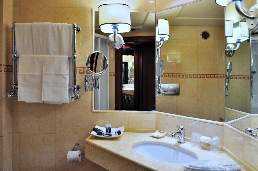 Superior Double Room, Balcony (City center transfer included) thumbnail 5