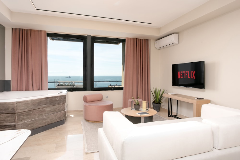 Premium Studio Suite, Jetted Tub, Sea View photo 1