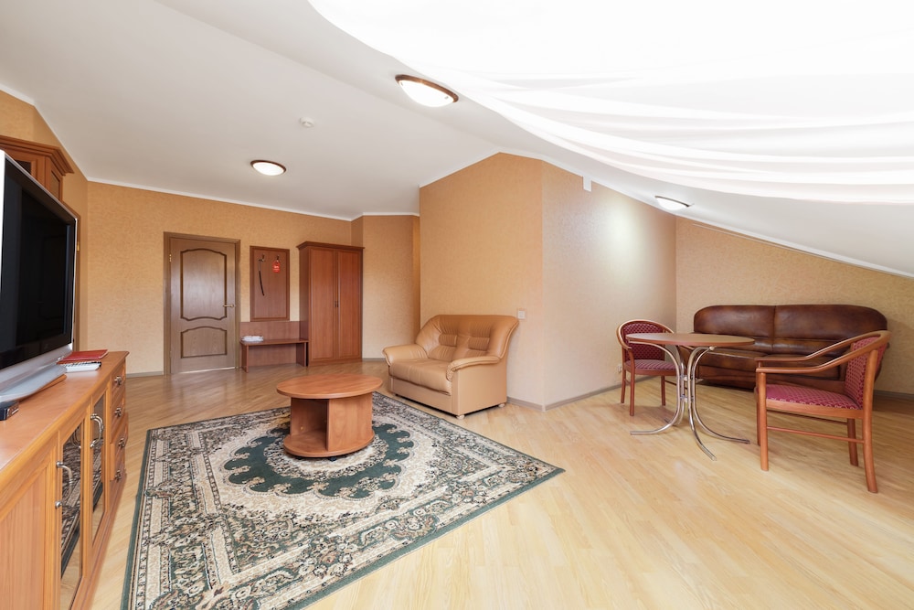 Family Room, 1 Bedroom photo 2