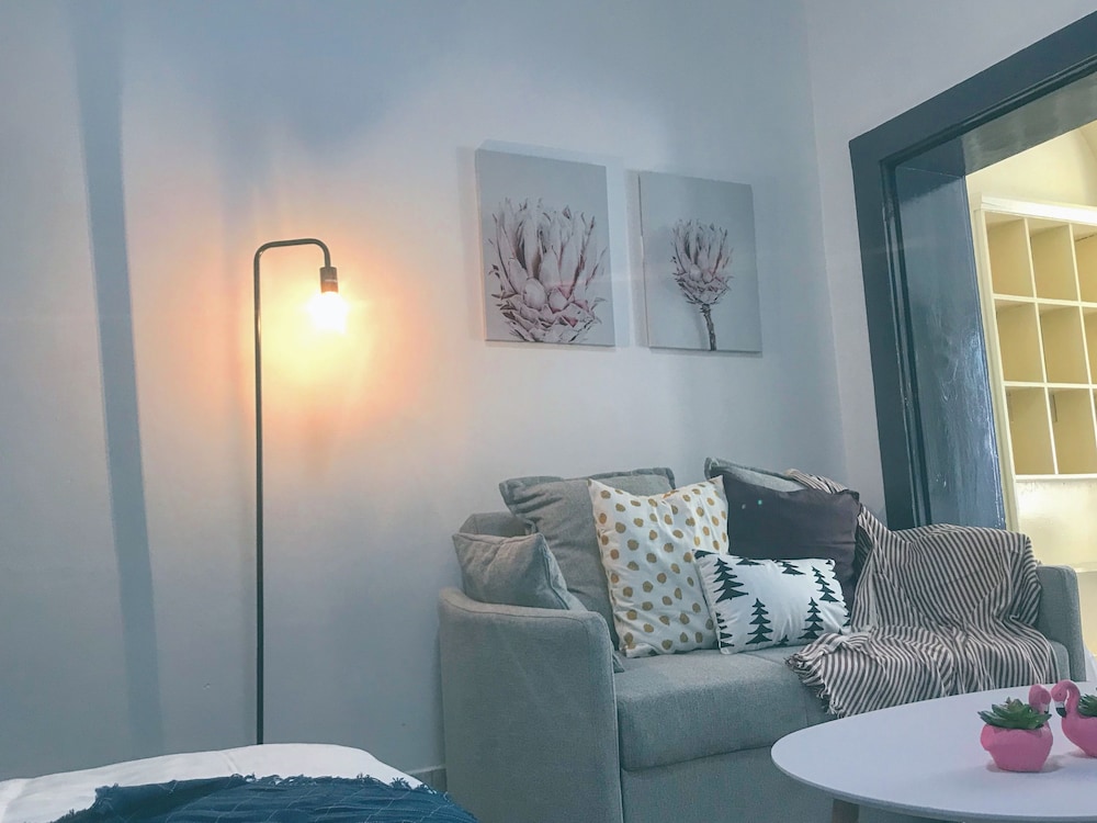 Comfort Queen Bed Studio (Street Side) photo 3