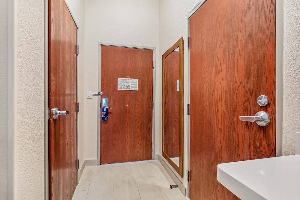 Standard Room, 1 King Bed, Accessible (Communications, Accessible Tub) - Photo 7