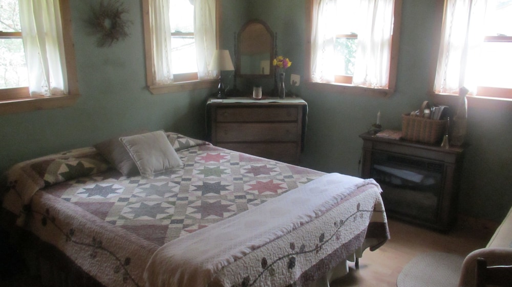 Deluxe Suite, 1 Queen Bed, Private Bathroom, Mountain View photo 2