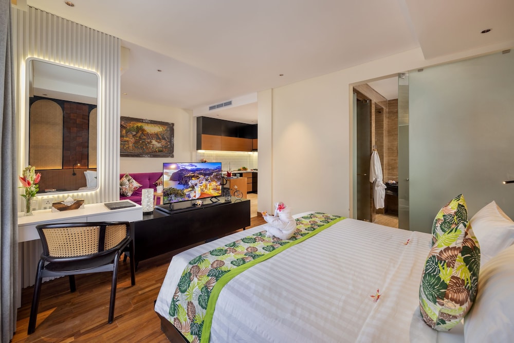 Deluxe Suite Pool Access - Photo 2