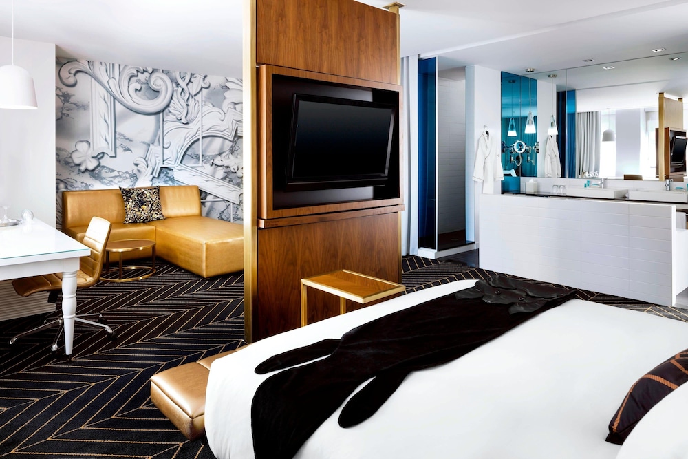 Suite, 1 King Bed - Photo 1