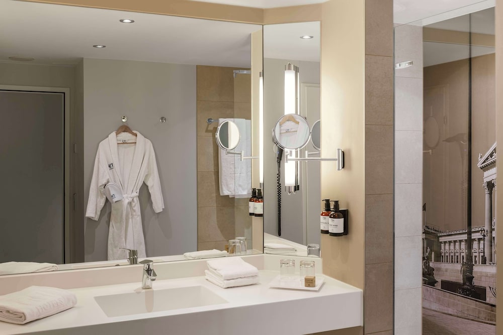 Standard Room (Extra Bed 3 adults) - Photo 9