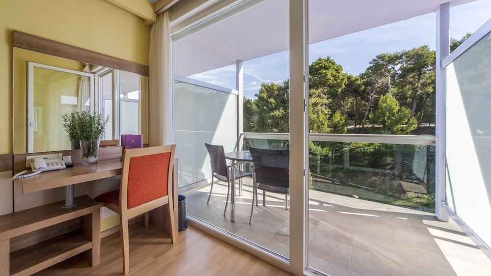 Standard Double/Twin Room with Balcony - Photo 9