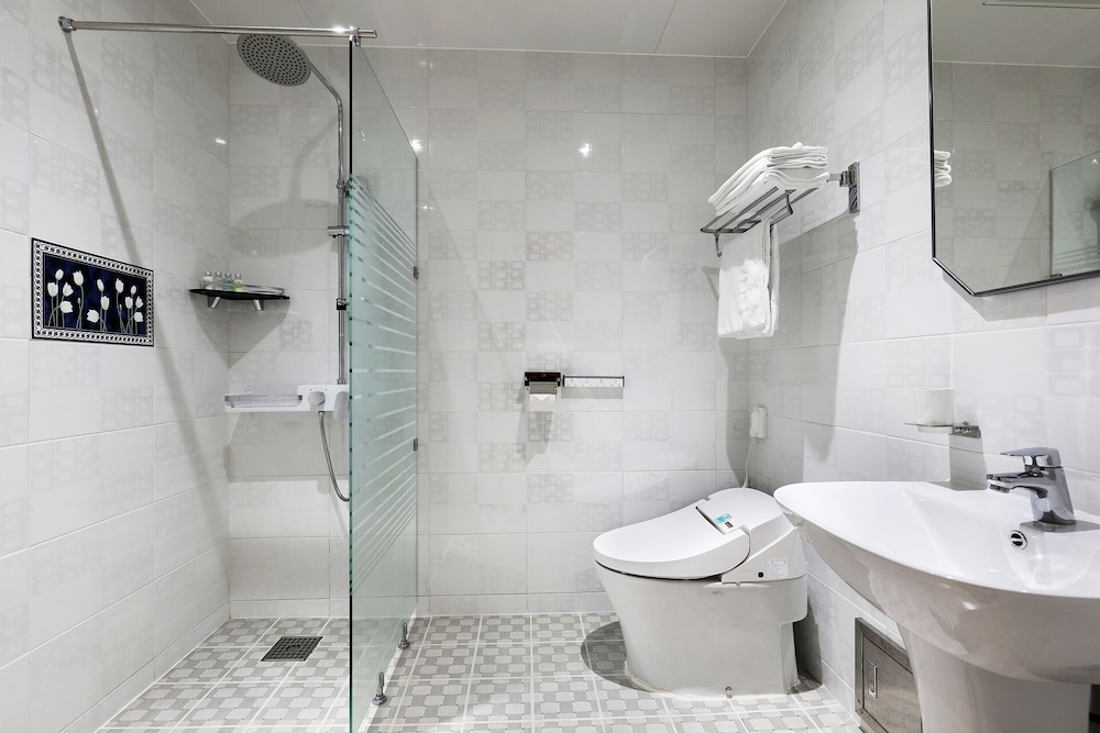Deluxe Twin Room (Breakfast not provided on Monday) - Photo 2