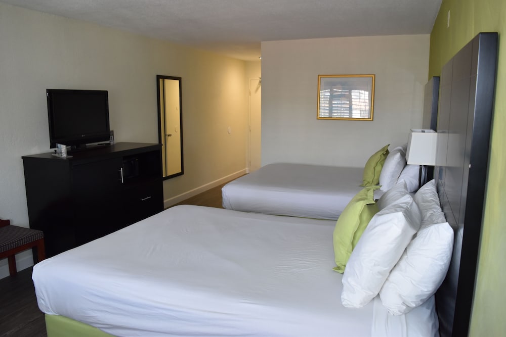 Deluxe Room, 2 Queen Beds, Non Smoking, Refrigerator & Microwave - Photo 3