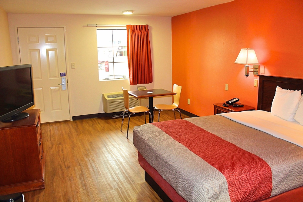 Standard Room, 1 Queen Bed, Non Smoking, Refrigerator & Microwave - Photo 1